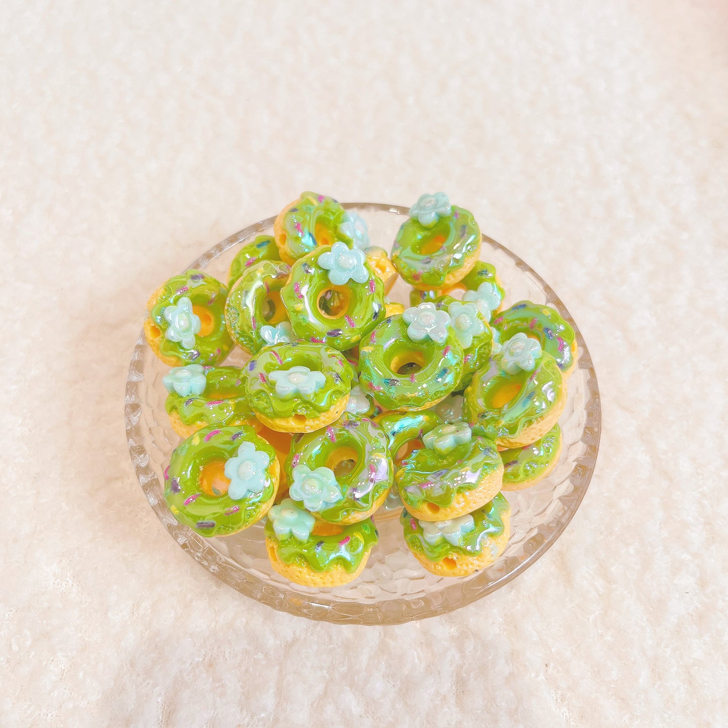 DIY ハンドメイド パーツ ビーズ(通し穴付)全20色 丸小 ビーズ手芸 パーツ 材料 素材 デコレーション ハンドメイドパーツ プラ プラスチック クリア 通し穴 アクセサリー